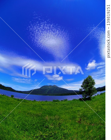 Oze, Mt. Hiuchigatake, and the summer blue sky captured with a fisheye lens. 139819251