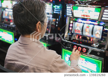 玩老虎機的男人 玩老虎機的男人 139819260