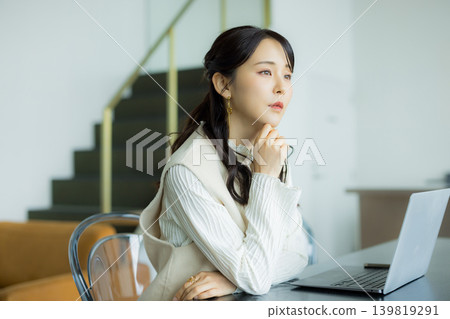 在咖啡館工作的女商人 139819291