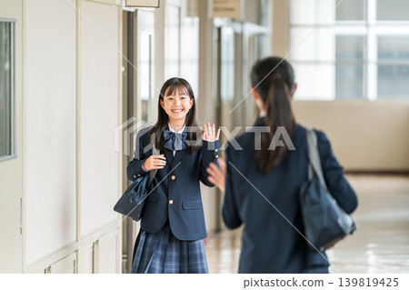 穿著制服的女學生、小學生、國中生和高中生走在學校走廊 139819425