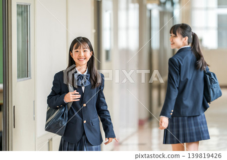 在學校走廊上互相打招呼的朋友（穿著制服的小學生、國中生、高中生和女高中生） 139819426