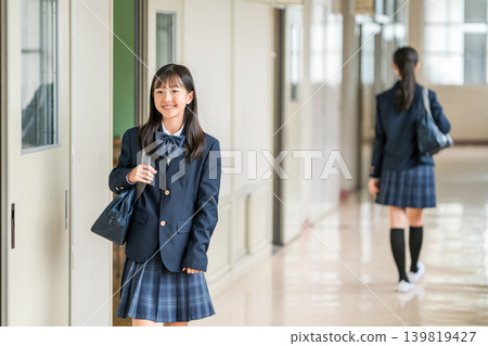 穿著制服的女學生、小學生、國中生和高中生走在學校走廊 139819427