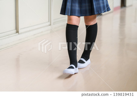 一名身穿西裝外套的女學生走在學校走廊上的腳步聲(小學、國中和高中學生身穿制服) 一名身穿西裝外套的女學生走在學校走廊上的腳步聲(小學、國中和高中學生身穿制服) 139819431