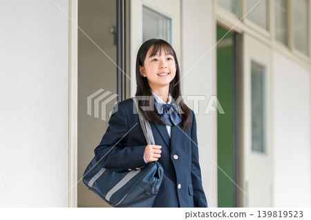 穿著制服的女學生、小學生、國中生和高中生走在學校走廊 穿著制服的女學生、小學生、國中生和高中生走在學校走廊 139819523