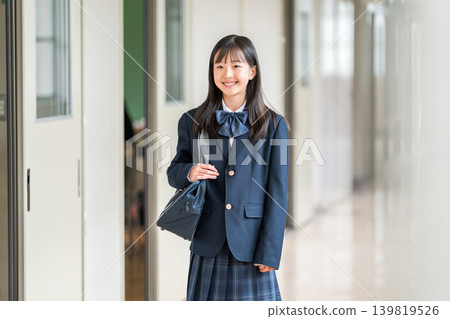 穿著制服的女學生、小學生、國中生和高中生走在學校走廊 139819526
