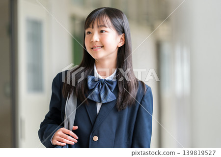 穿著制服的女學生、小學生、國中生和高中生走在學校走廊 139819527