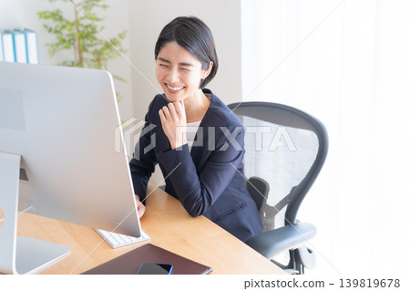 一位女商人正在桌上型電腦前工作(思考和擔憂) 一位女商人正在桌上型電腦前工作(思考和擔憂) 139819678
