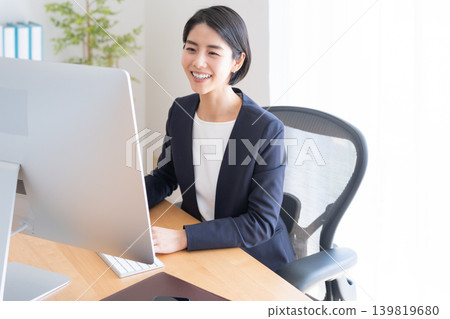 使用桌上型電腦的職業女性 使用桌上型電腦的職業女性 139819680