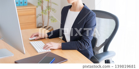 使用桌上型電腦的職業女性 使用桌上型電腦的職業女性 139819681