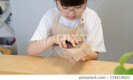一個孩子用砂紙磨木頭（手工/DIY） 139819683