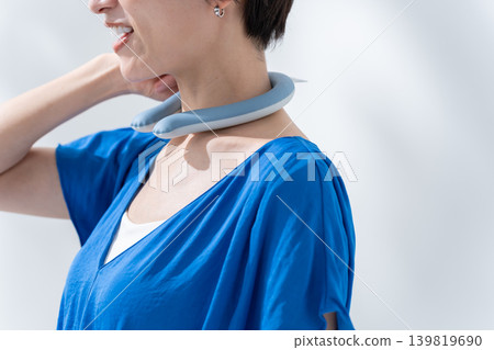 女子配戴降溫戒指(夏季,預防中暑) 女子配戴降溫戒指(夏季,預防中暑) 139819690