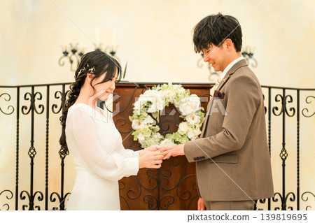 新郎新娘在婚禮場地交換戒指(婚禮,新娘) 新郎新娘在婚禮場地交換戒指(婚禮,新娘) 139819695