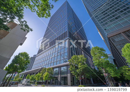 瑞穗丸之內大廈外觀及抬頭仰望鬱鬱蔥蔥的街道樹木的景色 [東京千代田區] 139819799