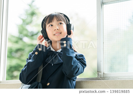 穿著校服的小學、國中和高中女生在學校走廊等候 139819885