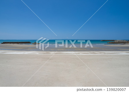 A summer scene featuring the sandy beach of Nishikata Beach and the East China Sea (Kagoshima Prefecture) A summer scene featuring the sandy beach of Nishikata Beach and the East China Sea (Kagoshima Prefecture) 139820007