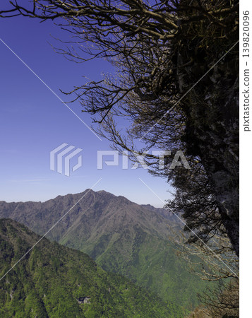 從山脊線望去,視野開闊:藍天白雲,四國山脈的壯麗景色盡收眼底。 從山脊線望去,視野開闊:藍天白雲,四國山脈的壯麗景色盡收眼底。 139820096