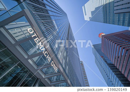 An upward view of the entrance to Otemachi One and the cluster of skyscrapers in Otemachi [Chiyoda Ward, Tokyo] 139820149