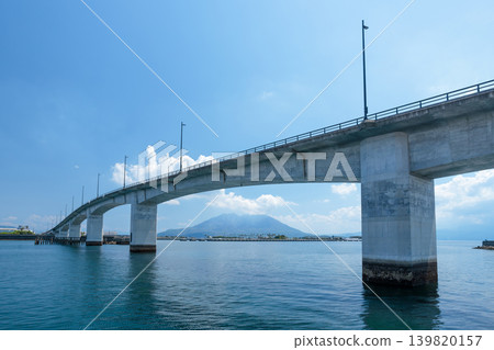 從鹿兒島市木材港眺望，可遠眺黎明港大橋和櫻島火山。 139820157
