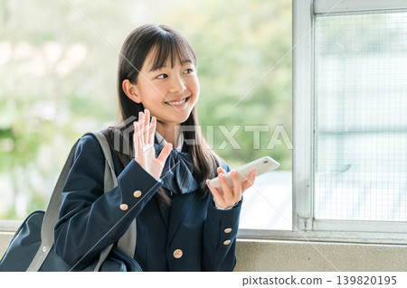 國中生、高中生、小學生、女國中生、女高中生穿著制服在學校走廊揮手 國中生、高中生、小學生、女國中生、女高中生穿著制服在學校走廊揮手 139820195