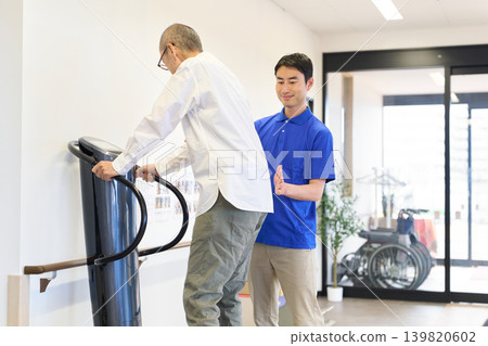 老年人和護理人員使用振動訓練機進行復健訓練。 139820602
