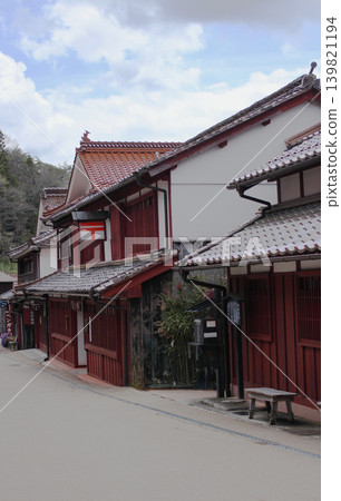 The townscape of Fukiya Furusato Village in Nariwa-cho, Takahashi City, Okayama Prefecture, is beautiful with its reddish-brown latticework and reddish-brown tiled roofs. The townscape of Fukiya Furusato Village in Nariwa-cho, Takahashi City, Okayama Prefecture, is beautiful with its reddish-brown latticework and reddish-brown tiled roofs. 139821194