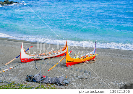 Summer Taiwan remote island scenery: Taitung Lanyu pebble beach moored in the Tongda Wu tribe Pinboard boat boat Tanlan gradual layer Pacific ocean Summer Taiwan remote island scenery: Taitung Lanyu pebble beach moored in the Tongda Wu tribe Pinboard boat boat Tanlan gradual layer Pacific ocean 139821206