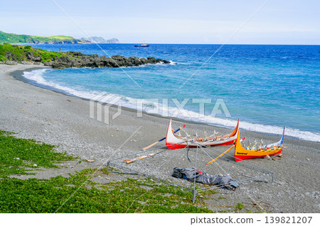 Summer Taiwan remote island scenery: Taitung Lanyu pebble beach moored in the Tongda Wu tribe Pinboard boat boat Tanlan gradual layer Pacific ocean 139821207