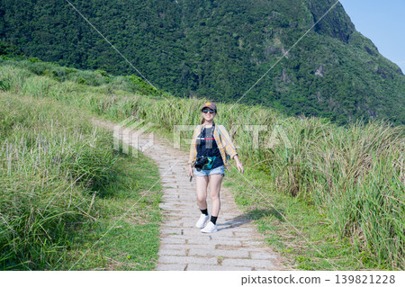 2026年夏季台灣離島之旅:遊客遊覽台東蘭嶼名勝、藍藍草原石板路、健康生活與熱情召喚的故事 2026年夏季台灣離島之旅:遊客遊覽台東蘭嶼名勝、藍藍草原石板路、健康生活與熱情召喚的故事 139821228