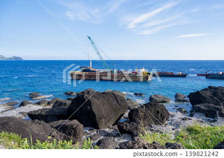 台灣夏季海事計畫:台東蘭嶼海岸重型懸掛駁船,黑色火山礁岩海岸,遠眺小蘭嶼全景 台灣夏季海事計畫:台東蘭嶼海岸重型懸掛駁船,黑色火山礁岩海岸,遠眺小蘭嶼全景 139821242
