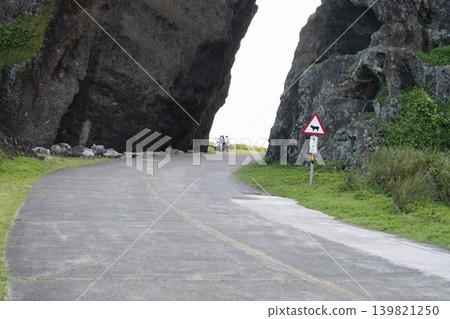 2026年夏季台灣離島交通：台東蘭嶼環島公路、著名巨石山洞山口、特別注意動物交通標誌及環島機動車乘客 139821250