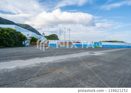 Taiwan remote island basic facilities: Taitung Lanyu Taiwan Electric Power Company Lanyu storage site exterior view, blue-white characteristic circle, clear blue sky panoramic view 139821252