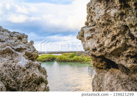 台灣離島風景:東蘭嶼著名景點:巨型珊瑚礁岩縫景觀、清澈的寒泉池與遠眺太平洋的景色 台灣離島風景:東蘭嶼著名景點:巨型珊瑚礁岩縫景觀、清澈的寒泉池與遠眺太平洋的景色 139821299
