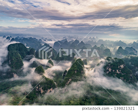 從空中俯瞰陽朔喀斯特地形和巍峨山峰,彷彿置身於雲霧繚繞的海洋之中,令人嘆為觀止。 從空中俯瞰陽朔喀斯特地形和巍峨山峰,彷彿置身於雲霧繚繞的海洋之中,令人嘆為觀止。 139821321