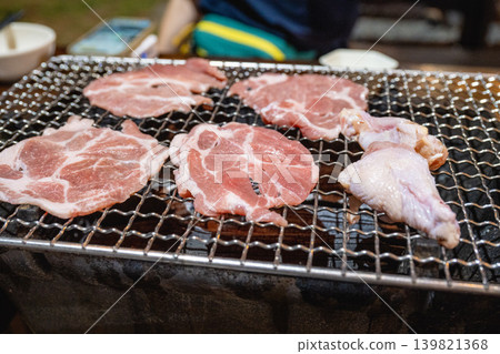 業餘生活傳記：烤豬肉、生豬肉、梅花肉片、生肉塊、炭火菜餚和俄羅斯美食特色照片 139821368