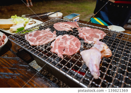 業餘生活傳記:烤豬肉、生豬肉、梅花肉片、生肉塊、炭火菜餚和俄羅斯美食特色照片 業餘生活傳記:烤豬肉、生豬肉、梅花肉片、生肉塊、炭火菜餚和俄羅斯美食特色照片 139821369