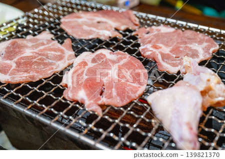 業餘生活傳記:烤豬肉、生豬肉、梅花肉片、生肉塊、炭火菜餚和俄羅斯美食特色照片 業餘生活傳記:烤豬肉、生豬肉、梅花肉片、生肉塊、炭火菜餚和俄羅斯美食特色照片 139821370