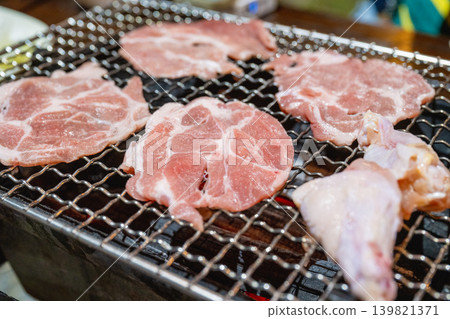 業餘生活傳記:烤豬肉、生豬肉、梅花肉片、生肉塊、炭火菜餚和俄羅斯美食特色照片 業餘生活傳記:烤豬肉、生豬肉、梅花肉片、生肉塊、炭火菜餚和俄羅斯美食特色照片 139821371