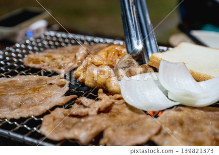 業餘生活傳記:烤豬肉、生豬肉、梅花肉片、生肉塊、炭火菜餚和俄羅斯美食特色照片 業餘生活傳記:烤豬肉、生豬肉、梅花肉片、生肉塊、炭火菜餚和俄羅斯美食特色照片 139821373