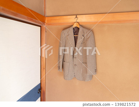 Hang a hook on the wall rail. Hang clothes on the wall rail. Hang a hook on the wall rail. Hang clothes on the wall rail. 139821572