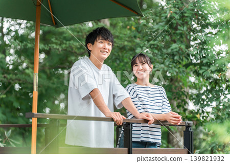 男男女女、情侶、已婚夫婦和戀人在假期和暑假期間到大自然中放鬆身心。 139821932
