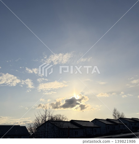 透過雲層出現的太陽 透過雲層出現的太陽 139821986