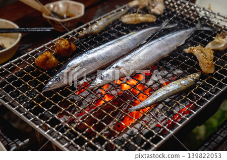 業餘生活傳記:一個關於烤肉、熱鐵、中央熾熱的木炭、長時間烘焙、新鮮美麗的劍魚、金黃色的柳葉魚、肉塊、美味的麵包和寬闊的特別故事。 業餘生活傳記:一個關於烤肉、熱鐵、中央熾熱的木炭、長時間烘焙、新鮮美麗的劍魚、金黃色的柳葉魚、肉塊、美味的麵包和寬闊的特別故事。 139822053