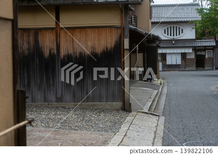 Photographing the alley of Machiya in Kyoto city Photographing the alley of Machiya in Kyoto city 139822106