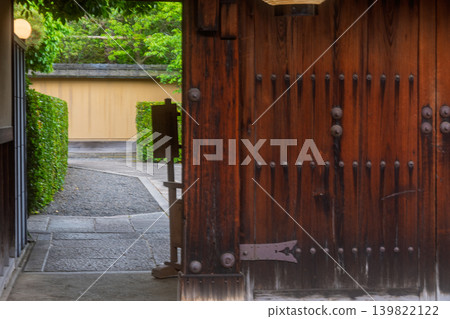Photographing the alley of Machiya in Kyoto city Photographing the alley of Machiya in Kyoto city 139822122
