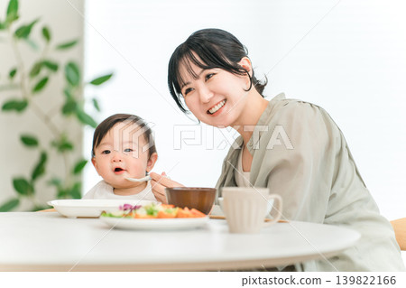 Mother feeding baby food and rice (childcare and parenting) Mother feeding baby food and rice (childcare and parenting) 139822166