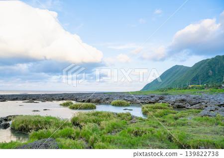 台灣離島風光：遠眺台東蘭嶼著名景點，綠草茵茵的冷泉，清澈的潮間帶，海蝕地貌，火山礁，以及梨山巷全景。 139822738