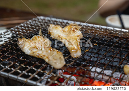 業餘生活傳記:烤肉、熾熱的木炭、烤魚、新鮮海鮮、魚、油和脂肪 業餘生活傳記:烤肉、熾熱的木炭、烤魚、新鮮海鮮、魚、油和脂肪 139822750