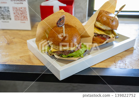 精美美食飲品特輯:白色木板上擺放兩道手工牛肉菜餚,韓國燉牛肉,肉質鮮嫩,搭配新鮮綠色蔬菜。 精美美食飲品特輯:白色木板上擺放兩道手工牛肉菜餚,韓國燉牛肉,肉質鮮嫩,搭配新鮮綠色蔬菜。 139822752