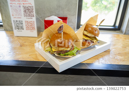 精美美食飲品特輯:白色木板上擺放兩道手工牛肉菜餚,韓國燉牛肉,肉質鮮嫩,搭配新鮮綠色蔬菜。 精美美食飲品特輯:白色木板上擺放兩道手工牛肉菜餚,韓國燉牛肉,肉質鮮嫩,搭配新鮮綠色蔬菜。 139822753