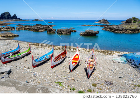 Taiwan remote island scenery: bird's-eye view of Donglanyu famous scenic spot, Dongqing Wan pebble bund, painted boat group, sea erosion volcanic reef rocks and gradual layered blue seascape panoramic view Taiwan remote island scenery: bird's-eye view of Donglanyu famous scenic spot, Dongqing Wan pebble bund, painted boat group, sea erosion volcanic reef rocks and gradual layered blue seascape panoramic view 139822760